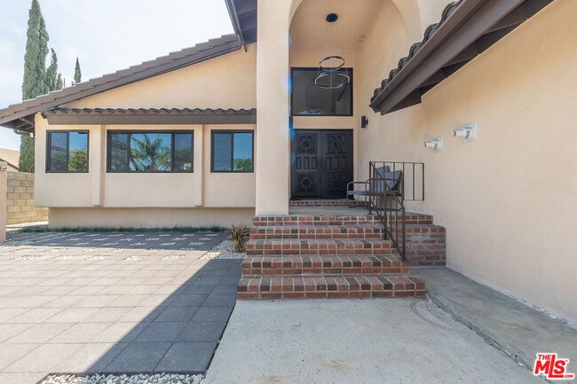 Building Photo - 20454 Strathern St