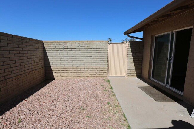 Building Photo - Beautifully Renovated 2-Bedroom Home in a ...
