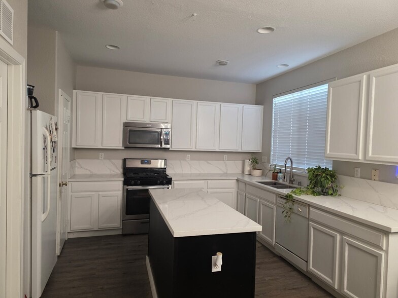 Building Photo - 39271 Memory Dr
