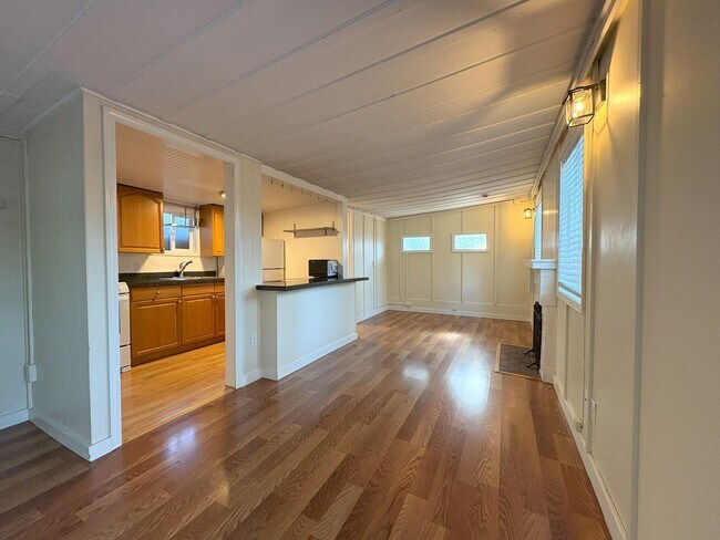 Building Photo - Charming 1BR Cottage with Private Patio