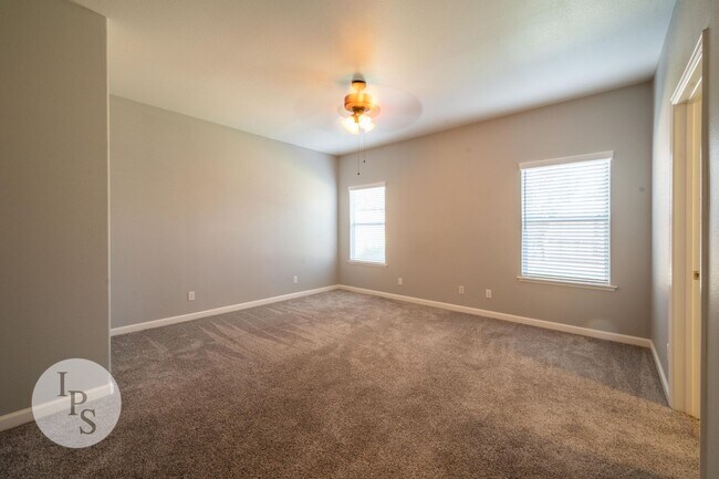 Building Photo - 753 Applegate Ave