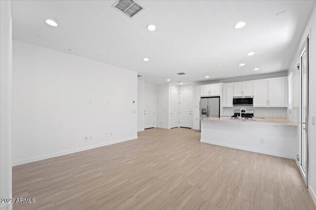 Building Photo - 17021 W Echo Ln