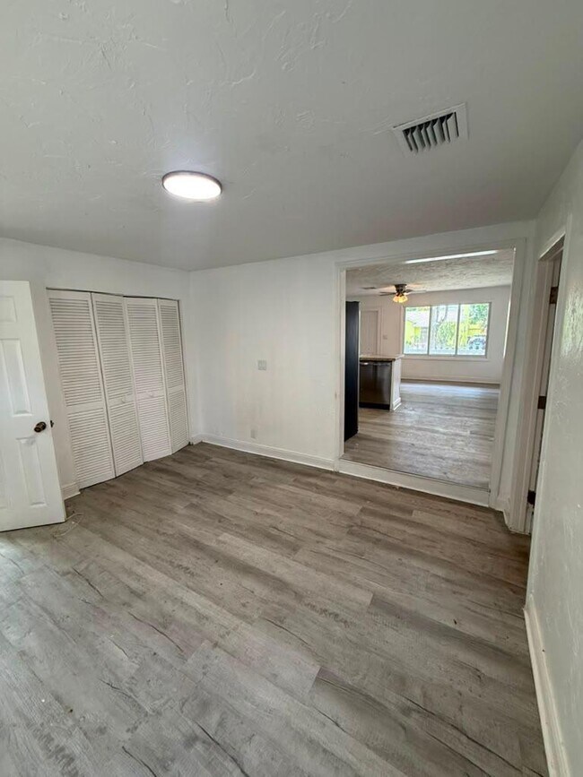 Building Photo - 933 30th Ct