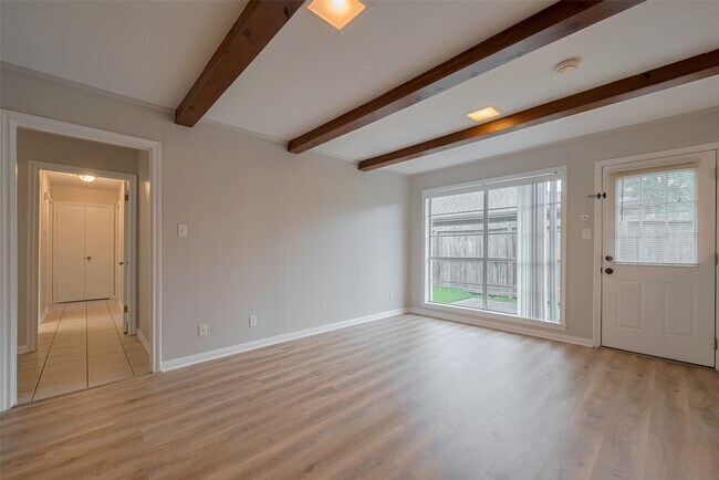 Building Photo - 605 Sorrento Dr