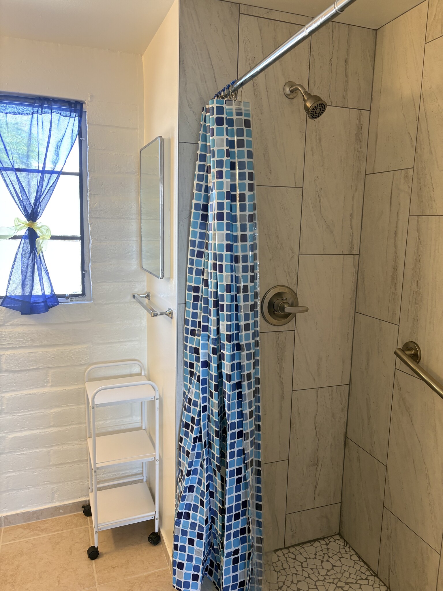 Building Photo - 484 S La Canada Dr