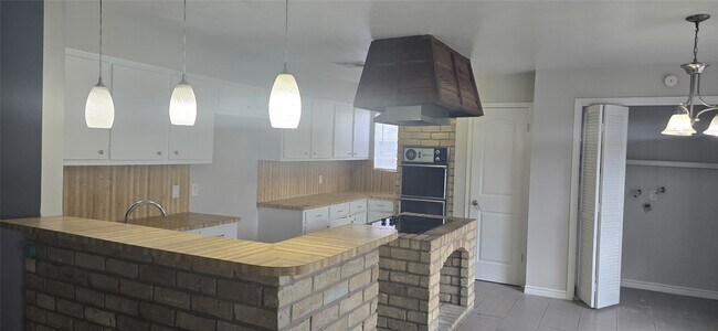 Building Photo - 15923 Boulder Oaks Dr
