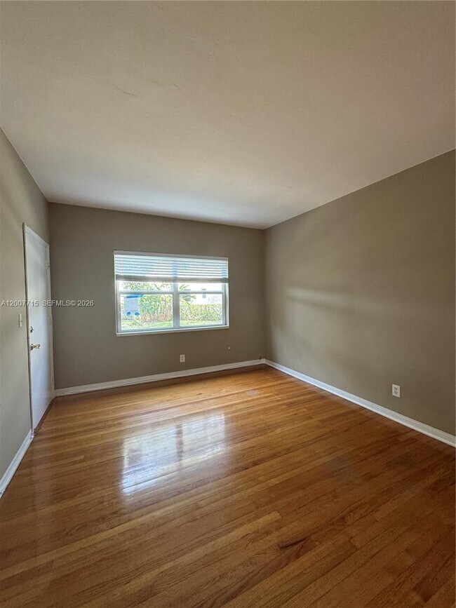 Building Photo - 725 NE 91st St