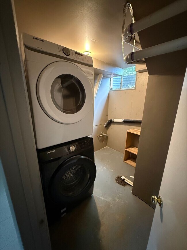 Building Photo - July 2026!!! Great house in S Boulder on q...