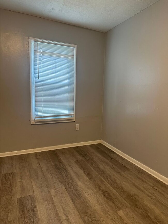 Building Photo - Welcome to this charming 3-bedroom, 1-bath...