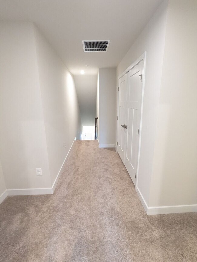Building Photo - Stunning villa in the Harrison Terrace com...