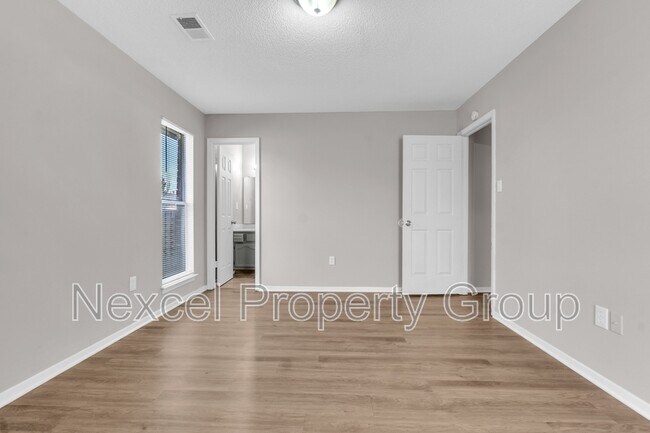 Building Photo - 10212 Oak Leaf Dr