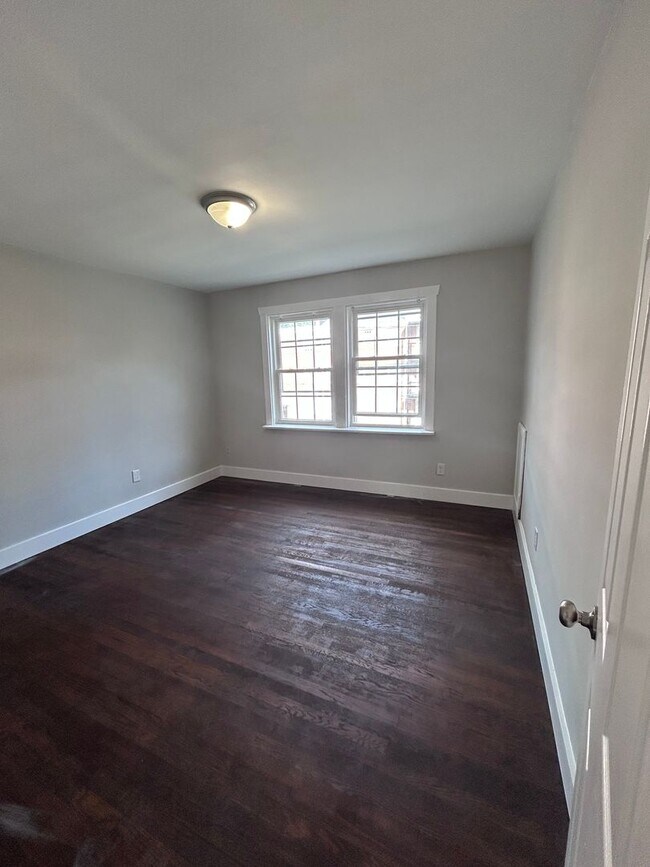 Building Photo - Available Now! | Fully Remodeled 2 Bed, 1 ...