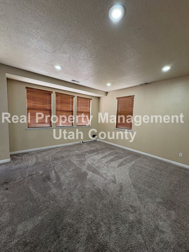 Building Photo - Beautiful townhome in Pleasant Grove