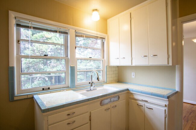 Building Photo - Fabulous Nob Hill 1Bdr Corner Apartment in Courtyard Building!