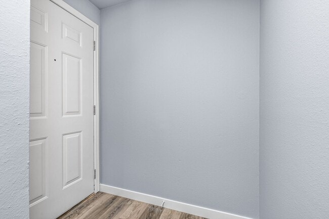 Building Photo - Large Remodeled 2bd, 1ba Condo Available i...
