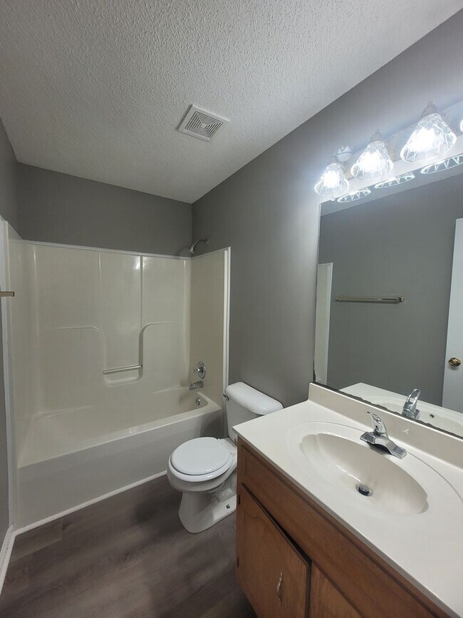 Building Photo - $1550 - 3 Beds 2 Bath Charming Ranch Home