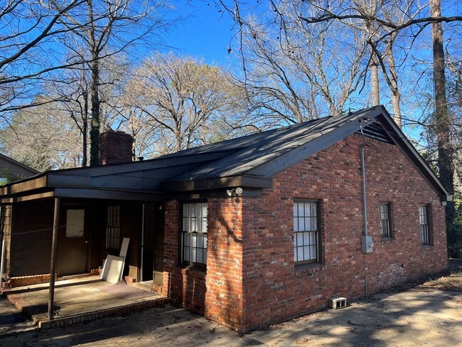 Building Photo - **AVAILABLE NOW**3 bedroom / 2 bathroom Ho...
