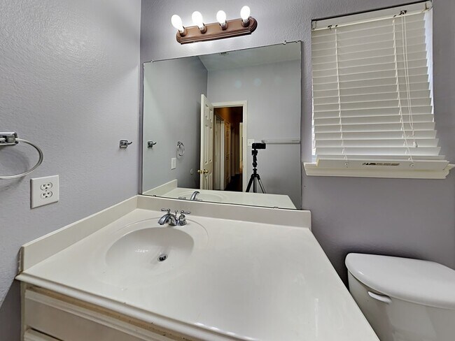 Building Photo - 818 Water Oak Dr