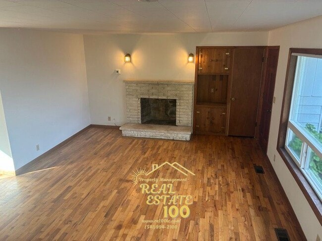 Building Photo - 928 SW Bay View Ln