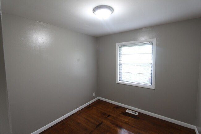 Building Photo - New On The Market!  3 Bedroom 1 Bath + Lar...