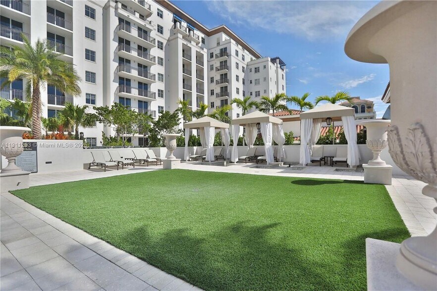 Primary Photo - 2000 Salzedo St