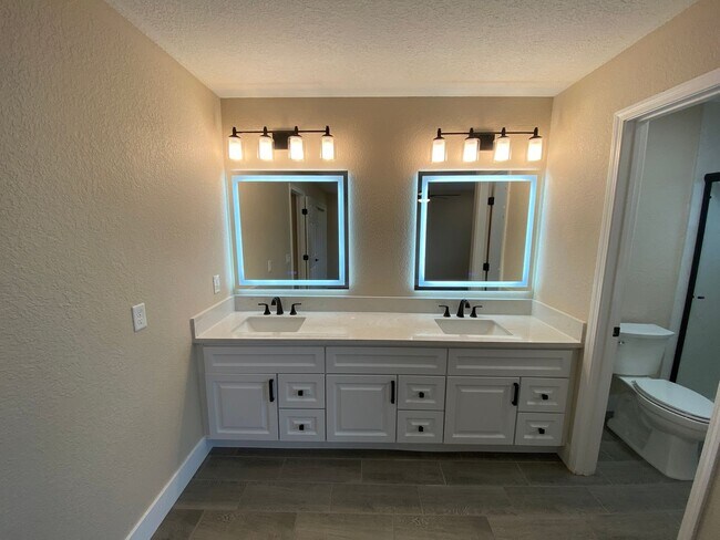 Building Photo - Fully Renovated Home on 5 Acres