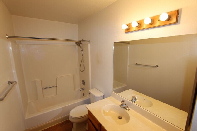 Building Photo - 2645 Valley View Dr