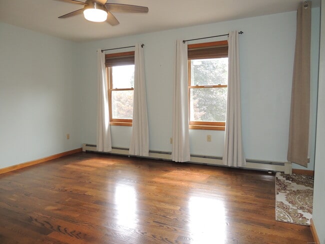 Building Photo - 12 Cardinal Ln