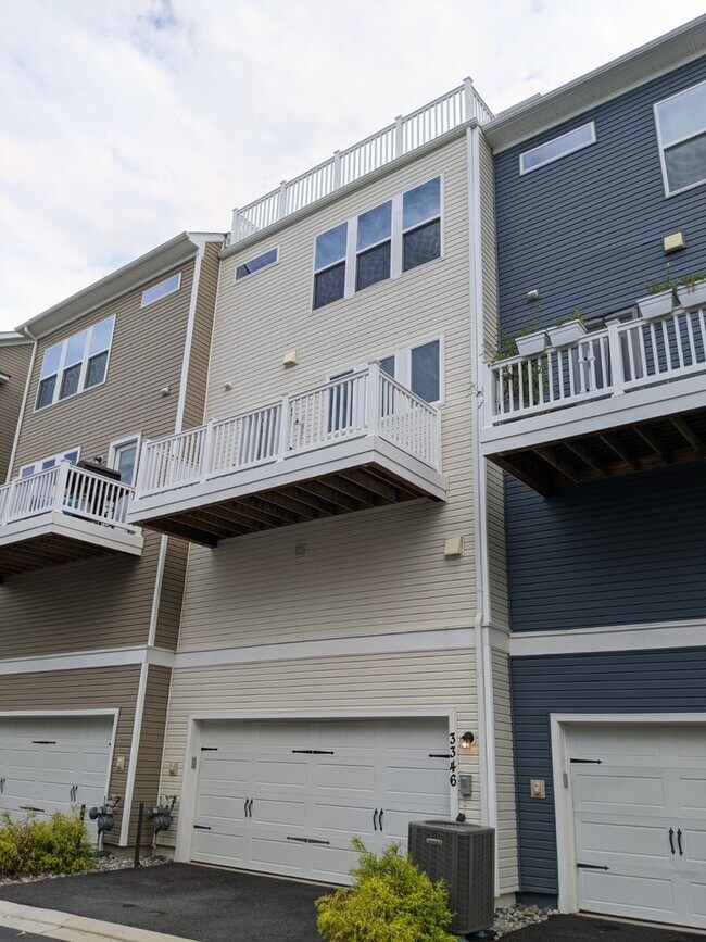 Building Photo - Gorgeous Newer Build (2019) 4 level townho...