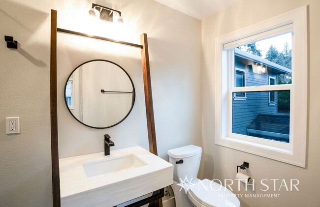 Building Photo - Newer Duplex in the Heart of Lake Oswego.
