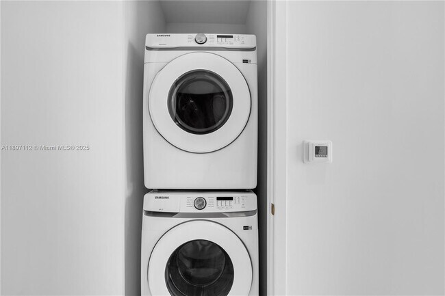 Building Photo - 2655 S Bayshore Dr