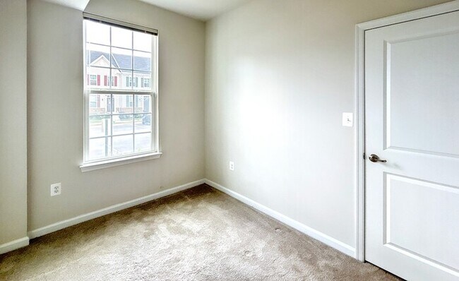 Building Photo - 502 River Crest Way
