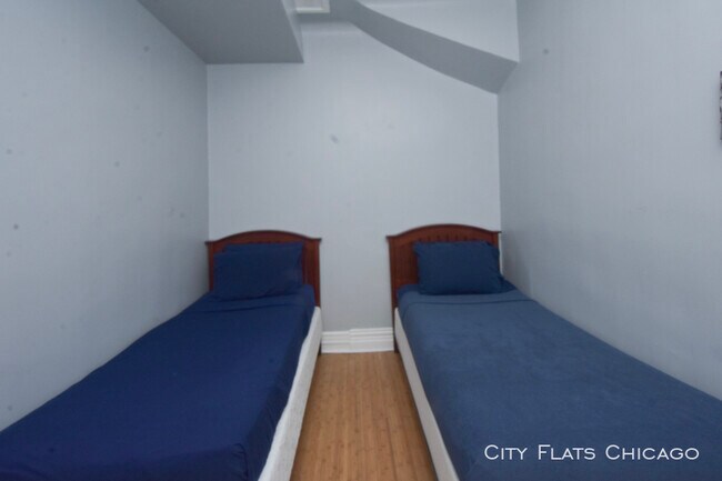 Building Photo - 950 W Addison St