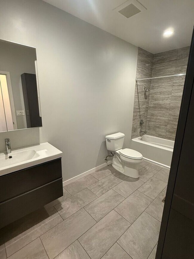 Building Photo - Stunning 4-bedroom, 3-bathroom home