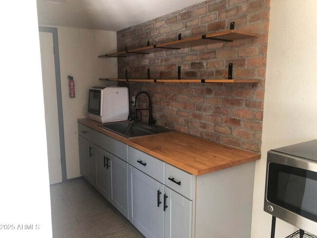 Building Photo - 2 Story Townhouse,  3 Bedroom, 1 Bathroom,...