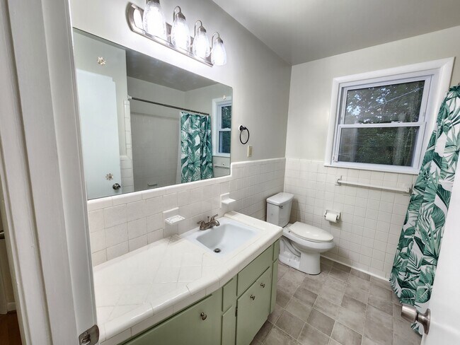 Building Photo - 139 Saratoga Dr