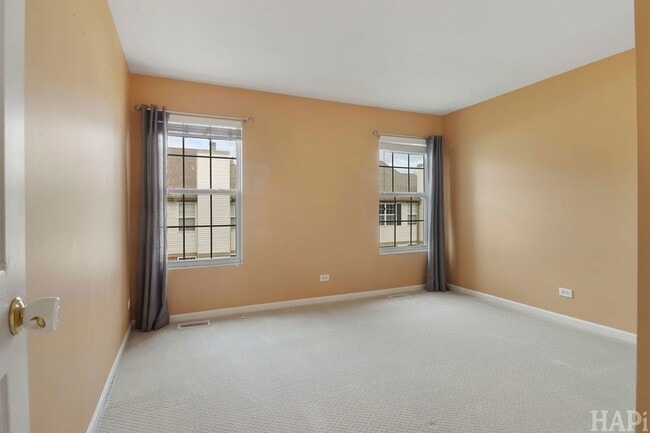 Building Photo - 533 N Red Deer Rd