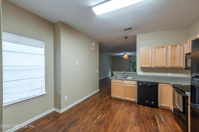 Building Photo - 807 Scrub Jay Dr