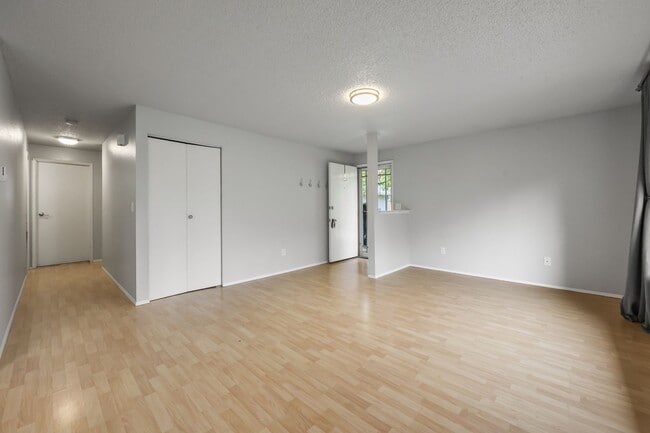 Building Photo - MOVE IN READY NOW! Normandy Park 1 level 2...