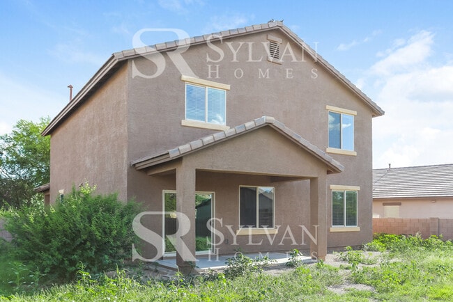 Building Photo - The living is easy in this 5 bedroom, 3 ba...