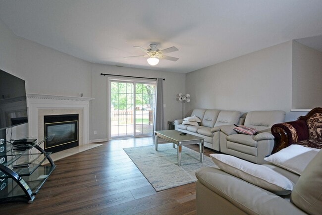 Building Photo - Spacious 5-Bed 3-Bath Home in South St. Paul - Available Now!