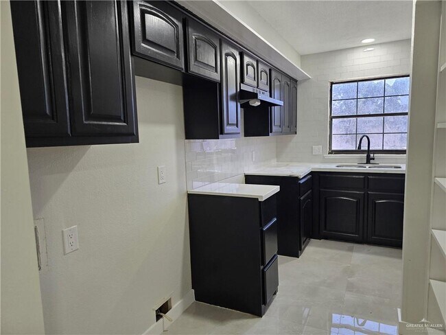 Building Photo - 10 Tori Ln