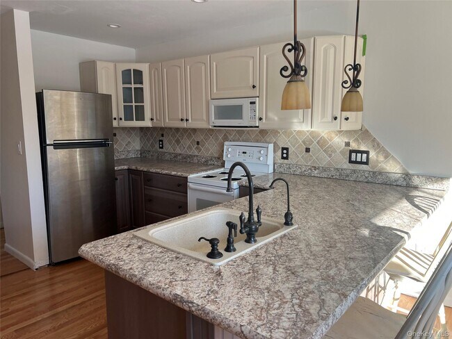 Building Photo - 76 Manor Dr