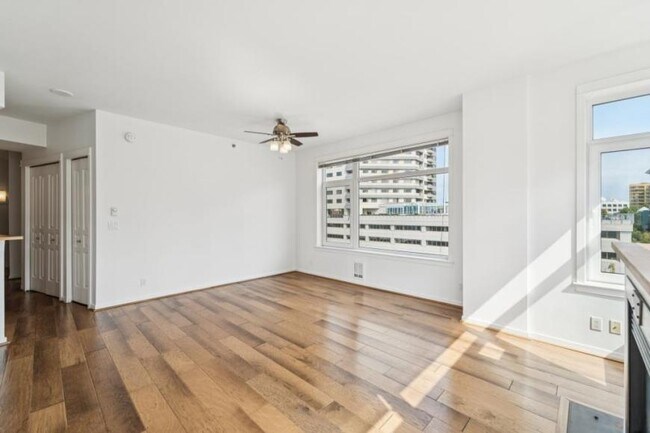 Building Photo - 2 bedroom in Seattle WA 98121