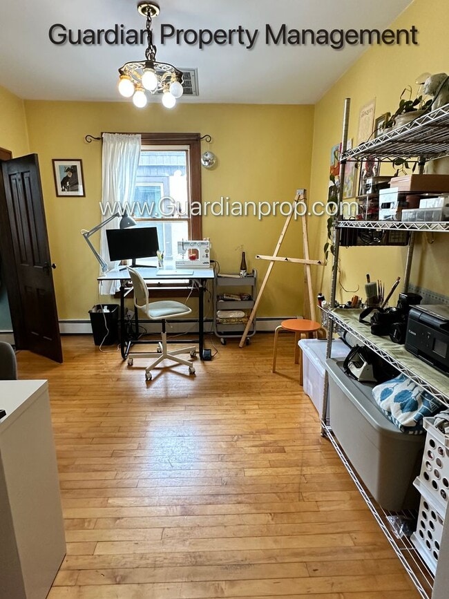 Building Photo - Northeast Spacious Upper Level Duplex, Har...