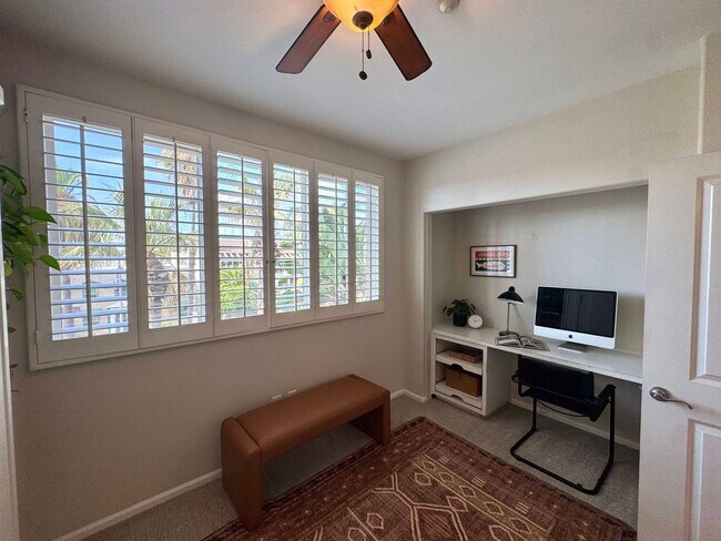 Building Photo - Gorgeous 3 Bed, 2 Bath Unit with Ocean Views