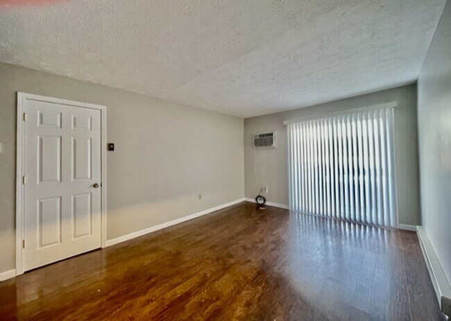 Building Photo - NORWALK - 1 Bedroom Move-In Ready!