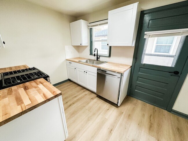 Building Photo - garden level one bedroom apartment