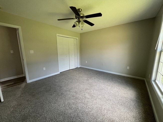 Building Photo - Charming three bedroom two bath home that is located close to MCAS New River and Stone Bay. Just ...