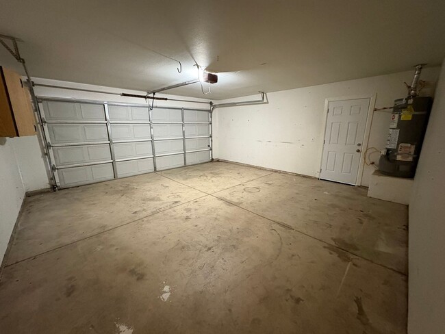 Building Photo - Spacious Home Near Shopping Center Rent Re...